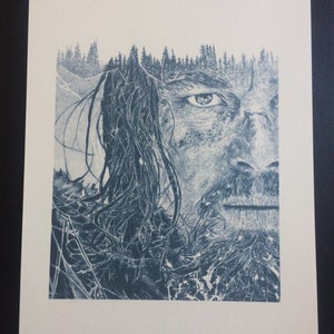 K&ouml;nnte beinhalten: Eine Nahaufnahme eines M&auml;nnergesichts mit einer Waldszene, die &uuml;ber sein Haar und seinen Bart gelegt ist. Das Bild ist in Blaut&ouml;nen und Wei&szlig; gehalten.