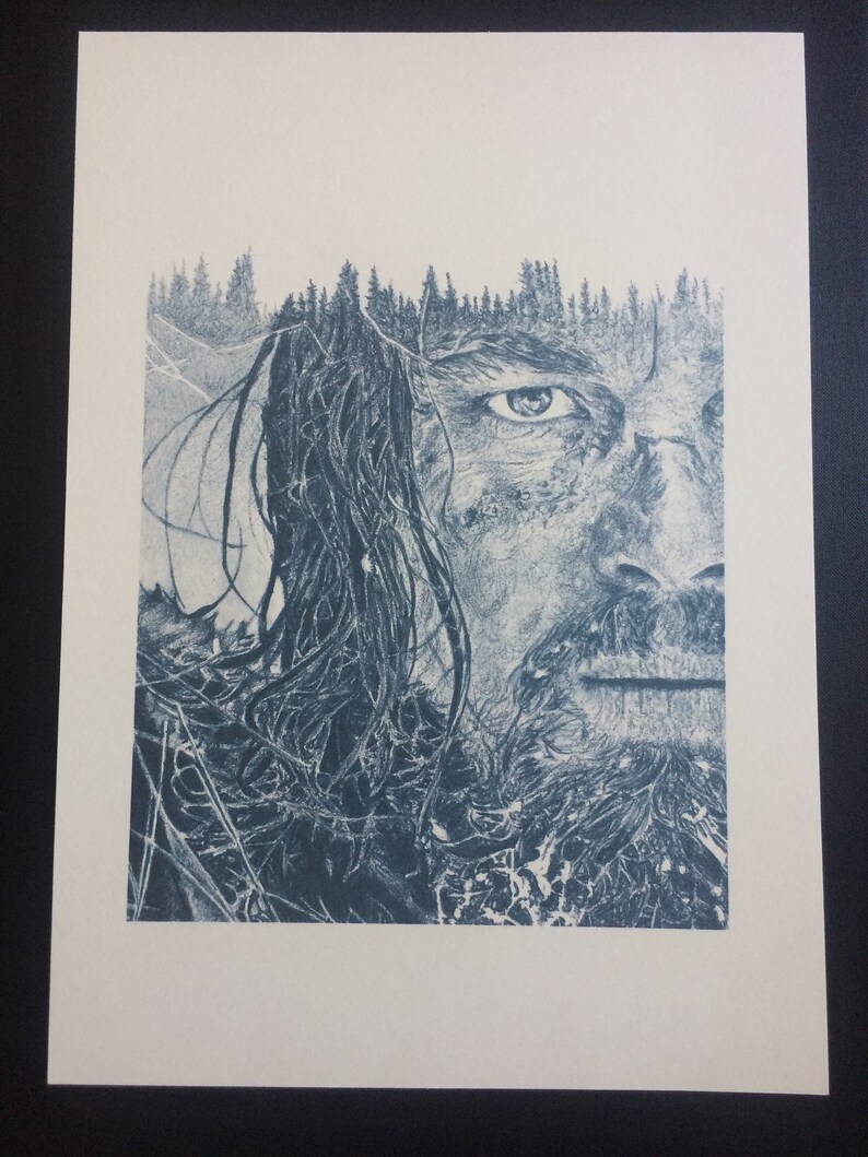 K&ouml;nnte beinhalten: Eine Nahaufnahme eines M&auml;nnergesichts mit einer Waldszene, die &uuml;ber sein Haar und seinen Bart gelegt ist. Das Bild ist in Blaut&ouml;nen und Wei&szlig; gehalten.