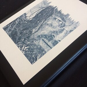 K&ouml;nnte beinhalten: Ein Schwarzwei&szlig;druck eines M&auml;nnergesichts mit einem Wald, der aus seinen Haaren w&auml;chst. Das Gesicht des Mannes ist teilweise von den B&auml;umen verdeckt.