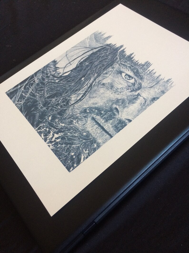 K&ouml;nnte beinhalten: Ein Schwarzwei&szlig;druck eines M&auml;nnergesichts mit einem Wald, der aus seinen Haaren w&auml;chst. Das Gesicht des Mannes ist teilweise von den B&auml;umen verdeckt.