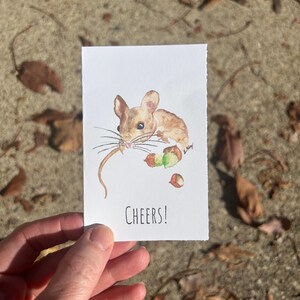 Petite carte : porte-cartes cadeau, jolie souris avec des glands qui disent « Santé ! », carte de félicitations