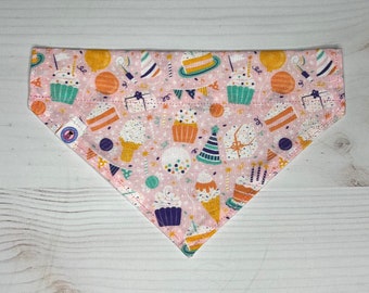 rosa Geburtstagsprämie über dem Halsband Hundehalsbandana
