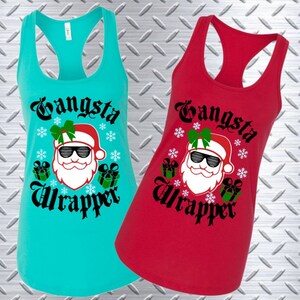 Könnte beinhalten: Zwei Tanktops mit einem Weihnachtsmotiv. Die Tanktops sind türkis und rot. Das Design zeigt einen Weihnachtsmann mit Sonnenbrille, Schleife und Geschenken. Der Text auf den Tanktops lautet "Gangsta Wrapper".