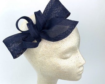 Fascinador azul marino, sombrero de fiesta de té para mujer, sombrero de la iglesia, sombrero derby, sombrero de lujo, sombrero azul marino, sombrero de fiesta de té, sombrero de la boda