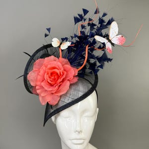 Marineblauwe, koraalroze rozen- en vlinderfascinatorhoed op een hoofdband, Kentucky Derby-hoed, theekranshoofdtooi voor formele dames.
