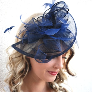 Bibis bleu marine sur le serre-tête, modèle : The Kenni , chapeau de fête du thé pour femme, chapeau derby, chapeau fantaisie, chapeau de mariage, mode Kentucky Derby image 3