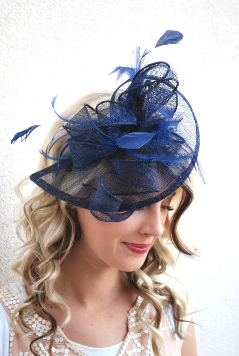 Bibis bleu marine sur le serre-tête, modèle : The Kenni , chapeau de fête du thé pour femme, chapeau derby, chapeau fantaisie, chapeau de mariage, mode Kentucky Derby image 3
