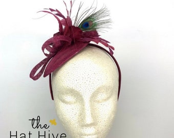 Bibis Haleigh bordeaux avec plume de paon, chapeau de tea party femme, chapeau d'église, chapeau derby, chapeau fantaisie, chapeau bordeaux, chapeau de tea party, mer