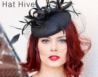 Le Madelyn Black Fascinator avec voile, Chapeau de Thé pour femmes, Chapeau d’église, Chapeau derby, Chapeau de fantaisie, Chapeau noir, Chapeau de fête de thé, Chapeau de mariage