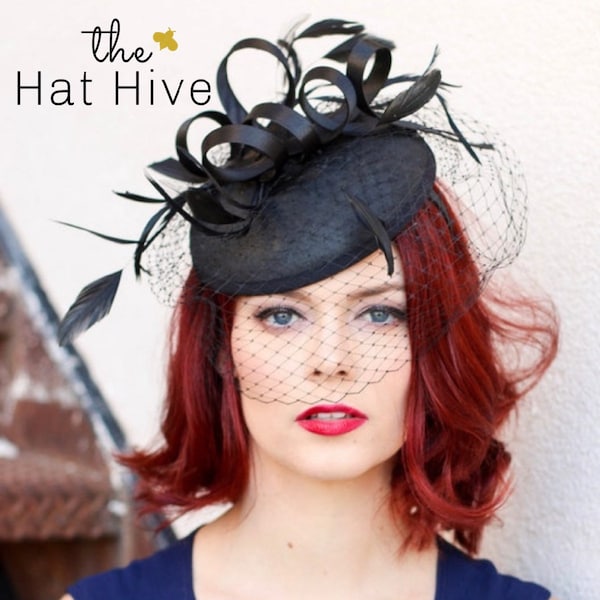 De Madelyn Black Fascinator met sluier, Women's Tea Party Hat, Church Hat, Derby Hat, Fancy Hat, Black Hat, Tea Party Hat, wedding hat