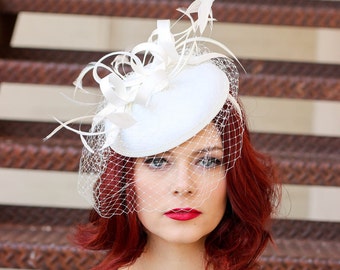 Fascinator Kentucky Derby Tea Party-hatt i vitt, Bröllopshatt med slöja, vitt formellt trädgårdsfesthuvudbonad för kvinnor, brittisk hatt