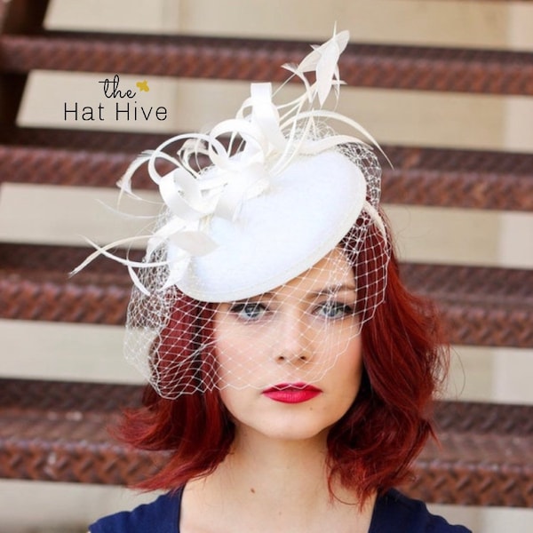 Fascinator ivoire clair sur bandeau avec voile, chapeau Tea Party pour femmes, chapeau d'église, chapeau Derby, chapeau fantaisie, chapeau de mariage, chapeau britannique