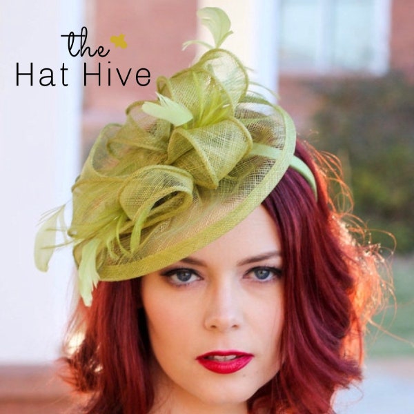 Bibis vert olive sur le bandeau pour un port facile. Style : chapeau de fête pour le thé pour femmes « The Kenni », chapeau d'église, chapeau derby, chapeau de mariage