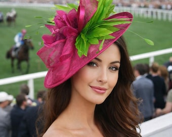 Tocado de sinamay rosa fucsia y verde sobre diadema, ideal para el Derby de Kentucky, la fiesta del té o cualquier evento formal femenino.
