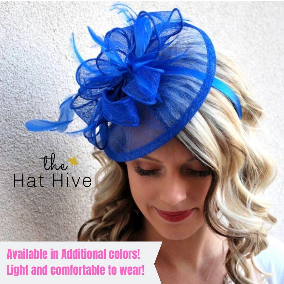 Cappello fascinator in sinamay con fiori di piume rosse