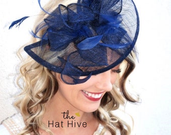 Fascinador azul marino en diadema, Estilo: "The Kenni", Sombrero de fiesta de té para mujer, Sombrero Derby, Sombrero elegante, sombrero de boda, Moda Kentucky Derby