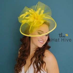 Fascinatore di crinolina gialla sulla fascia, cappello derby giallo, cappello da sposa, cappello da tè da donna, cappello fantasia, cappello da cocktail, cappello da sposa