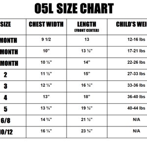 以下が含まれることがあります： 「05L SIZE CHART」とラベルされた子供服のサイズチャート。 6ヶ月から10/12までのサイズで、胸囲、長さ（フロントセンター）、子供の体重（ポンド）が含まれています。測定値はインチです。
