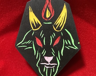 Broche Baphomet verde de madera tallada a mano