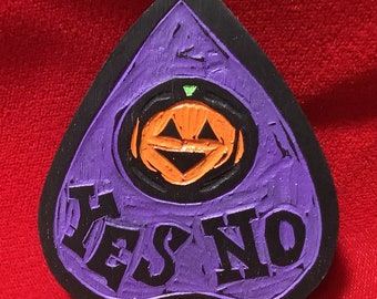 Handgeschnitzte Kürbis Lila Ouija Planchette Brosche