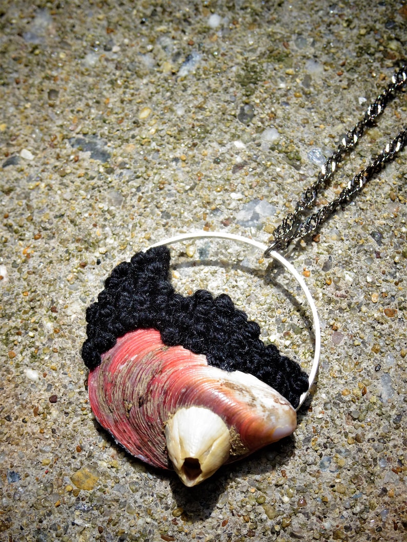 Red Shell jump necklace