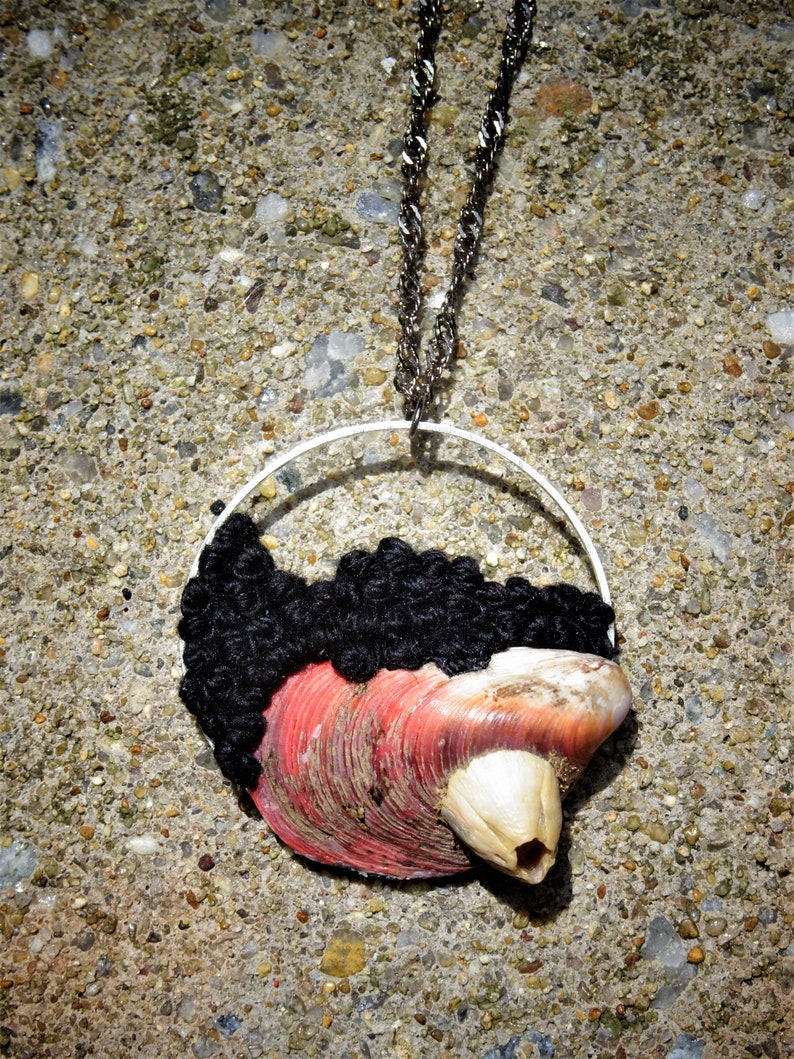 Red Shell jump necklace