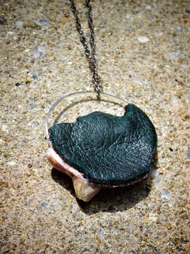 Red Shell jump necklace