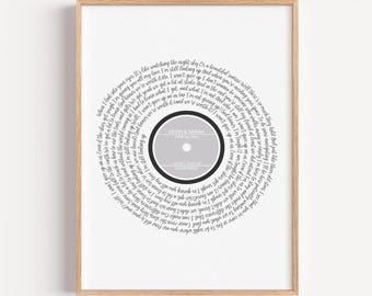 Könnte beinhalten: Ein graues und weißes kreisförmiges Design mit einem Songtext, der in einer kursiven Schrift gedruckt ist. In der Mitte des Designs befindet sich ein graues Plattenlabel mit dem Text "KEVIN & SARAH" und "JUNE 18, 2023".