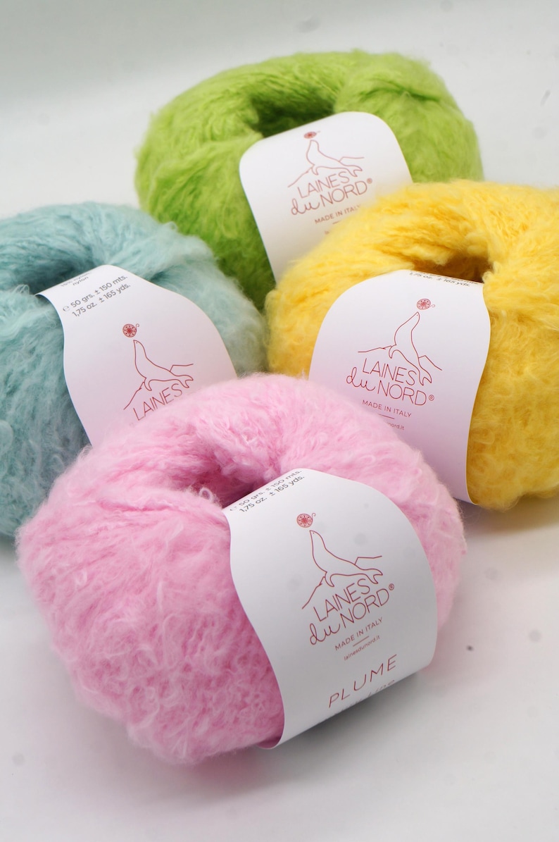 Pu&ograve; includere: Cinque gomitoli di lana soffice in colori pastello: azzurro, verde, giallo e rosa. Ogni gomitolo ha un'etichetta con scritto "LAINES du NORD" e "MADE IN ITALY". Il gomitolo rosa &egrave; etichettato "PLUME". Ogni gomitolo &egrave; da 50 g e 150 m.