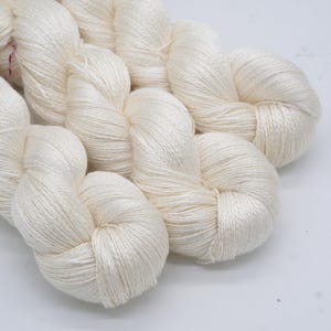 Mulberry silk yarn - Undyed 100% pure silk knitting yarn - Very soft and shiny - Yarn for knitting or dyeing, 100 g - 656 yds