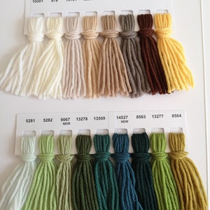 Puede incluir: Una carta de colores de muestras de hilo en varios tonos de blanco, beige, marr&oacute;n, verde y azul. El hilo est&aacute; etiquetado como "Super Soft" y est&aacute; hecho en Italia. La carta incluye los n&uacute;meros de color del hilo.
