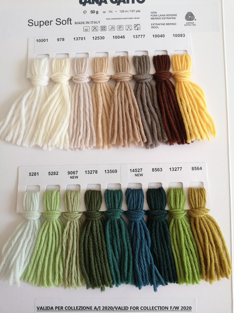 Puede incluir: Una carta de colores de muestras de hilo en varios tonos de blanco, beige, marr&oacute;n, verde y azul. El hilo est&aacute; etiquetado como "Super Soft" y est&aacute; hecho en Italia. La carta incluye los n&uacute;meros de color del hilo.