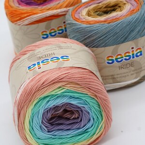 Puede incluir: Tres ovillos de hilo de algod&oacute;n Sesia Iride en colores arco&iacute;ris. El hilo es 100% algod&oacute;n org&aacute;nico y est&aacute; hecho en Italia. Los ovillos est&aacute;n etiquetados con el nombre de la marca y el nombre del hilo.