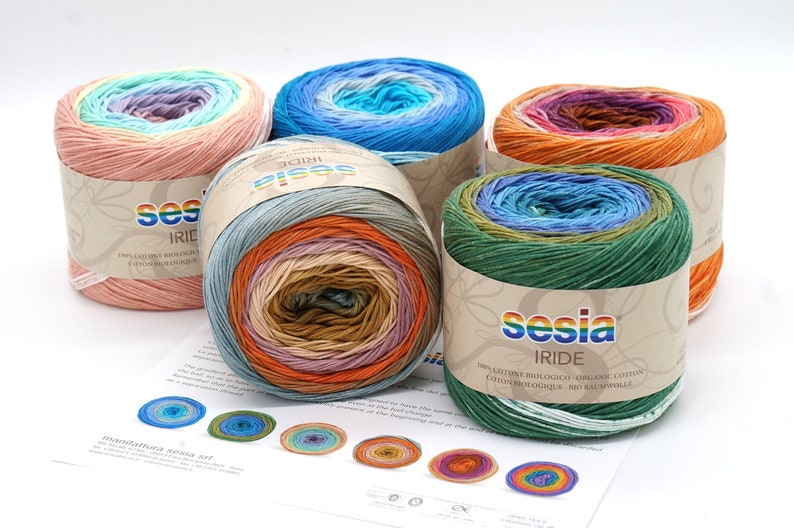 Puede incluir: Cinco ovillos de hilo Sesia Iride 100% algod&oacute;n en varias combinaciones de colores. El hilo es org&aacute;nico y viene en tonos de rosa, azul, verde, naranja y marr&oacute;n.