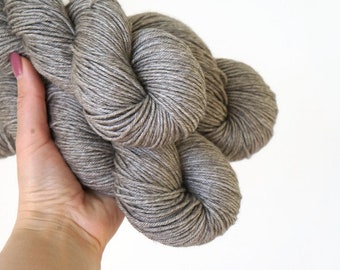 Ungefärbte Merinowolle, Seide und Yakwolle, 100 g pro Strang, DK gestrickt, perfektes Garn zum Stricken oder Färben, weiches Naturstrickgarn