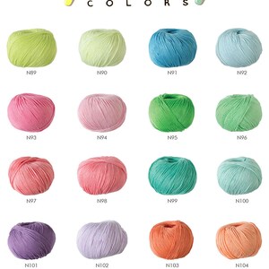 K&ouml;nnte beinhalten: Eine Sammlung von 12 Kn&auml;uel Natura Just Cotton Yummy Garn in verschiedenen Pastellfarben. Das Garn ist 100% Baumwolle und perfekt zum Stricken oder H&auml;keln.