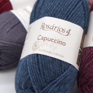 May include: A ball of blue yarn labelled "Ros&aacute;rios 4 Cappuccino Ecofriendly Collection".