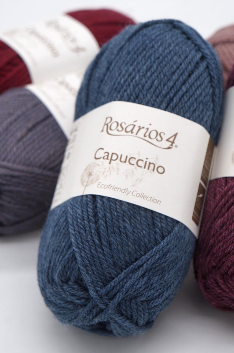 May include: A ball of blue yarn labelled "Ros&aacute;rios 4 Cappuccino Ecofriendly Collection".
