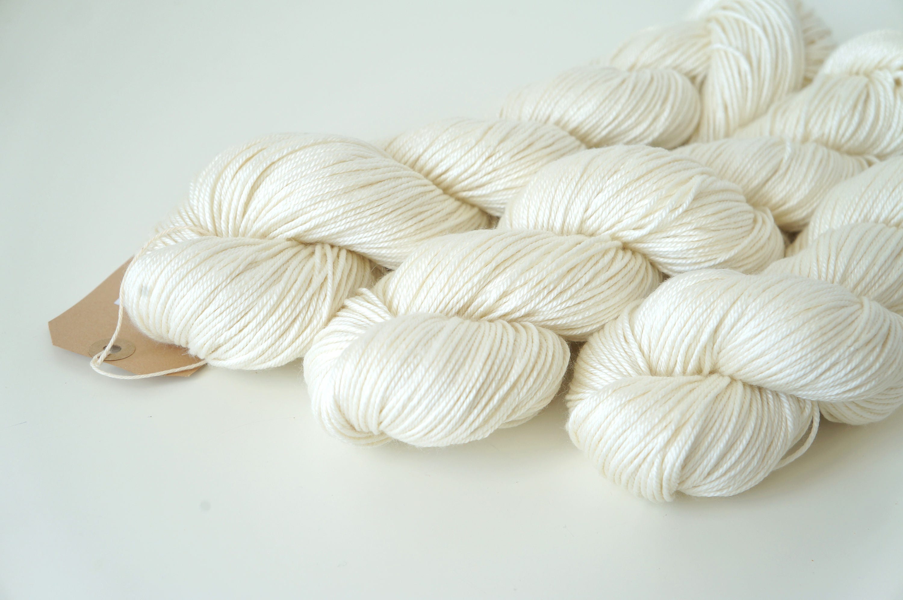 Ungefärbte Merinowolle und Seidengarn 50/50, 100 g - 212 m pro Strang, DK, perfektes Garn zum Stricken und Färben, seidiger Glanz, luxuriöses Garn