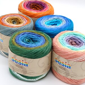 Puede incluir: Cinco ovillos de hilo Sesia Iride en diferentes combinaciones de colores. El hilo es un degradado de colores, cada ovillo tiene un esquema de colores diferente. El hilo est&aacute; hecho de algod&oacute;n org&aacute;nico y pesa 125 gramos (4,4 onzas).