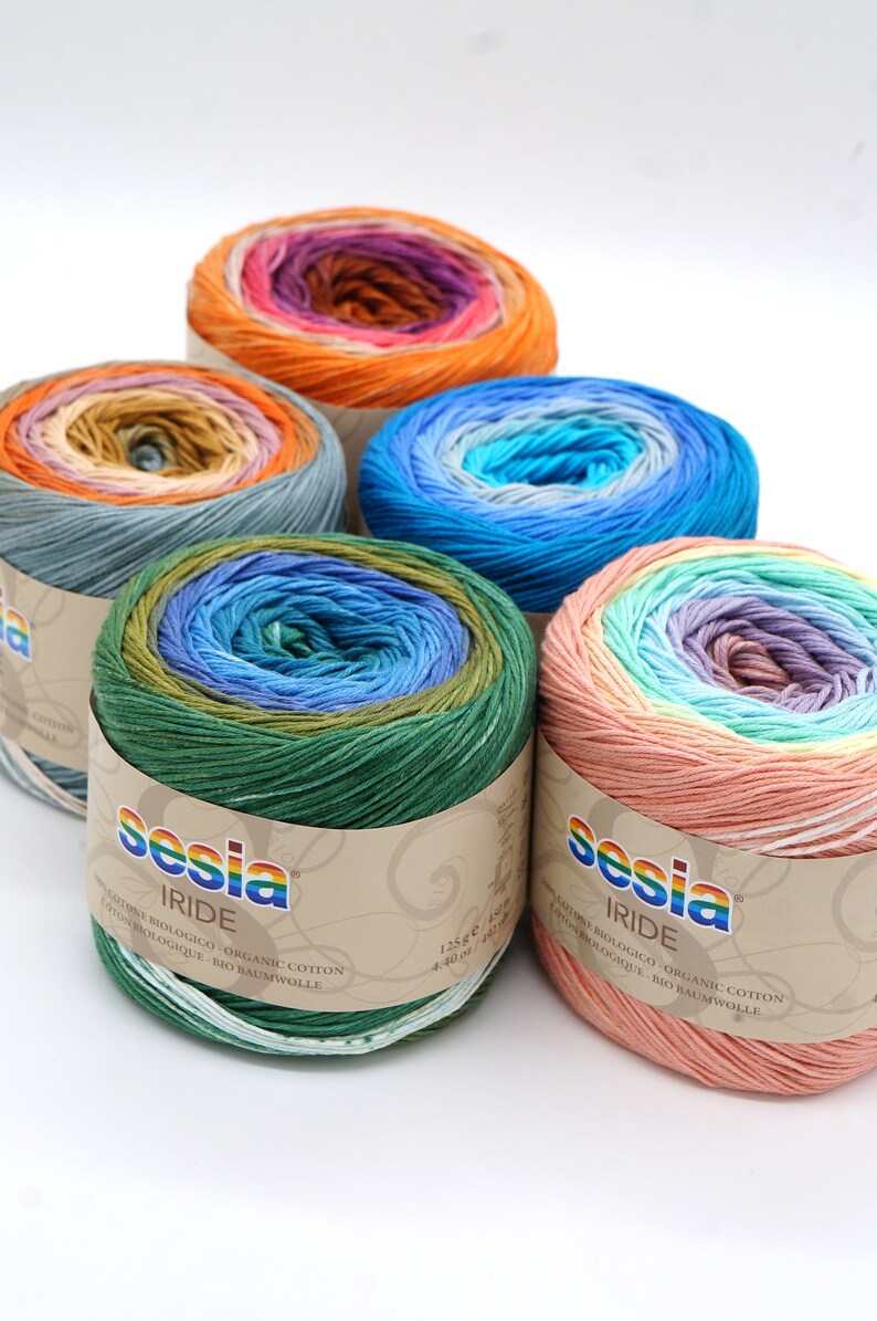 Puede incluir: Cinco ovillos de hilo Sesia Iride en diferentes combinaciones de colores. El hilo es un degradado de colores, cada ovillo tiene un esquema de colores diferente. El hilo est&aacute; hecho de algod&oacute;n org&aacute;nico y pesa 125 gramos (4,4 onzas).