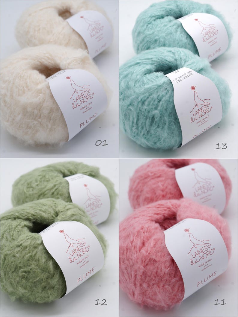 Pu&ograve; includere: Quattro gomitoli di filato soffice in crema, verde acqua, verde salvia e rosa. Ogni gomitolo ha un'etichetta con la scritta "LAINES du NORD PLUME MADE IN ITALY". Il filato &egrave; morbido e sembra essere fatto di mohair o fibra simile.