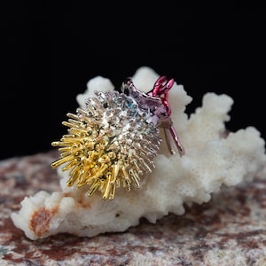 Gioielli botanici: scatola di semi veri di datura elettroformata con rame. Patina arcobaleno brillante.