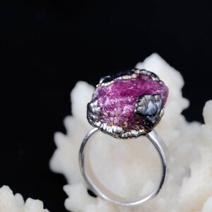 Cocktailring: ruwe stenen sieraden met robijnkristal