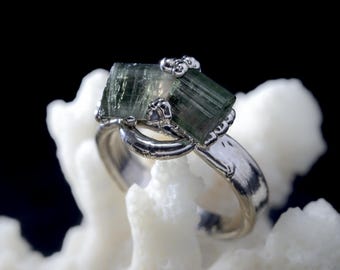 Geëlektrificeerde toermalijnring: verzilverde kristallen sieraden