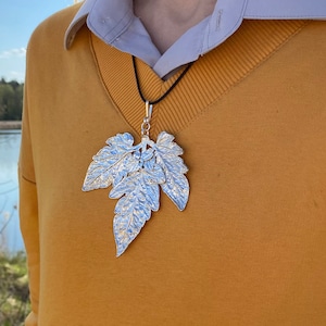 Tomatbladshänge: Avtryck av riktig ört. Silverveckat. Botaniska smycken.