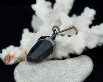 Sieraden van zwarte steen: Hanger van natuurlijk kristal met ruwe donkere rookkwarts (Morion) verguld met ruthenium.
