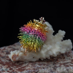 Pingente de caixa de sementes de datura em cobre eletroformado: joalheria botânica