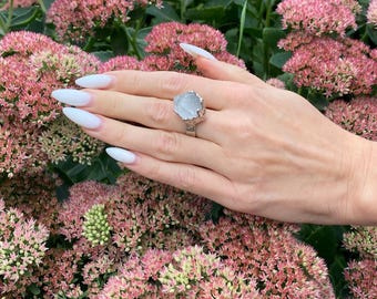 Anello con cristallo grezzo: gioiello boho con pietre naturali
