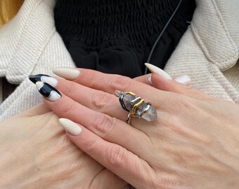Ruwe bergkristalring: bohosteensieraden met natuurlijk kristal